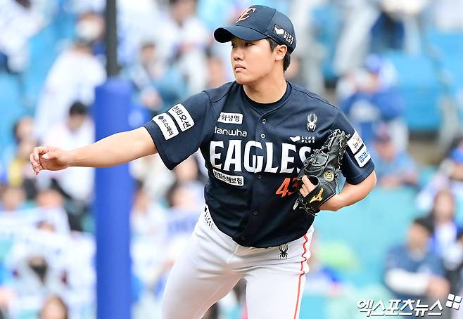 5일 오후 대구삼성라이온즈파크에서 열린 '2025 신한 SOL Bank KBO리그' 한화 이글스와 삼성 라이온즈의 경기, 7회말 1사 한화 정우주가 공을 힘차게 던지고 있다. 엑스포츠뉴스DB