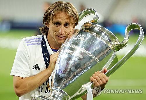 레알 마드리드가 22일(한국시간) 공식 홈페이지를 통해 모드리치가 국제축구연맹(FIFA) 클럽 월드컵을 끝으로 구단을 떠난다고 발표했다.&nbsp;연합뉴스