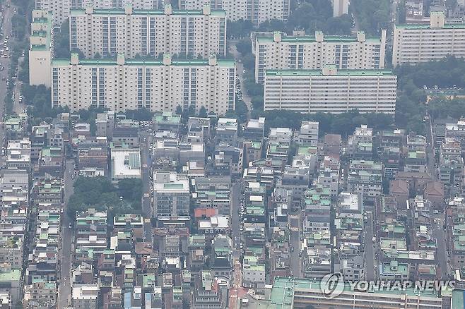 지역주택조합 30%는 분쟁 중…정부, 45년만에 제도 '대수술' (서울=연합뉴스) 서대연 기자 = 전세사기 사태 등으로 비아파트 공급 절벽이 심화하는 가운데 6일 서울 송파구 롯데월드타워 전망대 서울스카이에서 바라본 서울 시내 아파트 및 빌라단지의 모습. 2025.7.6 dwise@yna.co.kr
