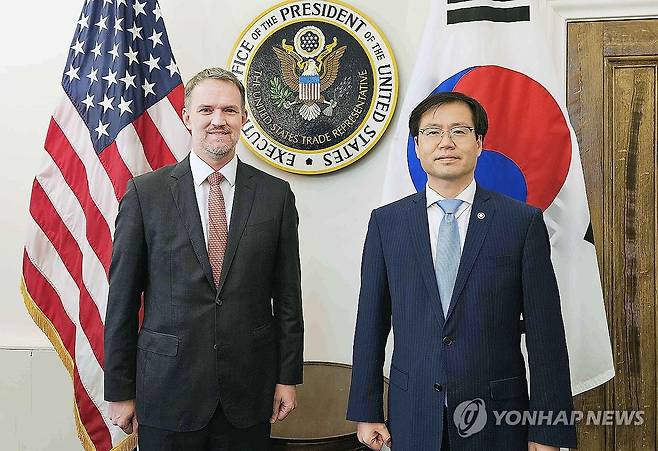 기념 촬영하는 여한구 통상교섭본부장과 미국 무역대표부 대표 (서울=연합뉴스) 여한구 산업통상자원부 통상교섭본부장이 5일(현지시간) 미국 워싱턴 DC 미국무역대표부(USTR)에서 제이미슨 그리어 미국 무역대표부 대표와 기념 촬영하고 있다. 2025.7.6 [산업통상자원부 제공. 재판매 및 DB 금지] photo@yna.co.kr