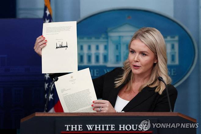 트럼프 대통령이 한국에 보낸 관세 서한 (워싱턴 로이터=연합뉴스) 캐롤라인 레빗 백악관 대변인이 7일(현지시간) 미국 워싱턴DC에 있는 백악관 브리핑에서 도널드 트럼프 미국 대통령이 이재명 대통령에게 보낸 관세 서한을 들고 있다. 2025.7.7