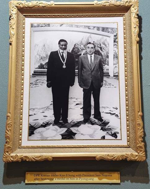 샘 누조마와 김일성 나미비아 초대 대통령 샘 누조마가 평양을 방문해 김일성과 찍은 사진이 독립기념관에 걸려있다. [조준화 제공. 재판매 및 DB 금지]