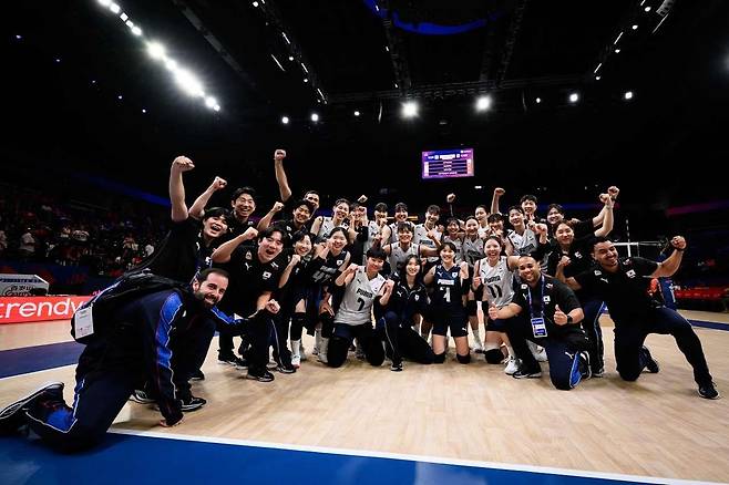 캐나다전 승리 후 기념 촬영한 여자배구 대표팀  [FIVB 홈피 캡처. 재판매 및 DB 금지]