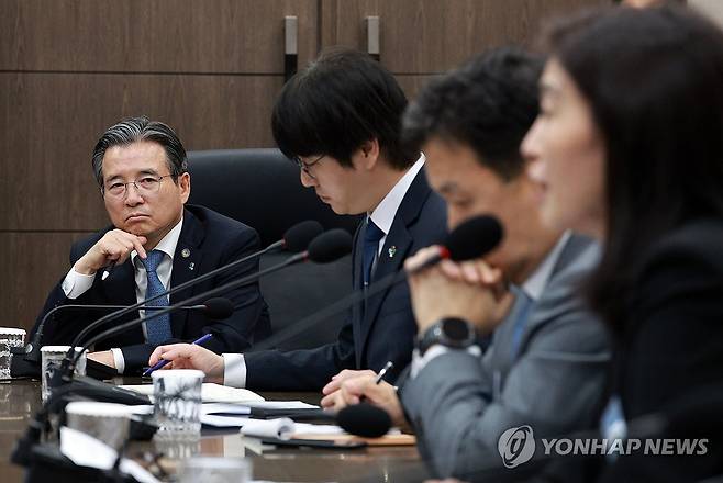 참석자 발언 듣는 김용범 정책실장 (울산=연합뉴스) 홍해인 기자 = 김용범 대통령실 정책실장이 20일 울산전시컨벤션센터에서 이재명 대통령 주재로 열린 인공지능(AI) 글로벌 협력 기업 간담회에서 정신아 카카오 대표의 발언을 듣고 있다. 2025.6.20 [대통령실통신사진기자단] hihong@yna.co.kr