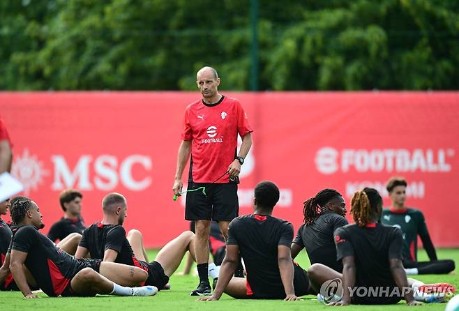 AC밀란 선수들과 훈련에 나선 마시밀리아노 알레그리 감독 [로이터=연합뉴스]