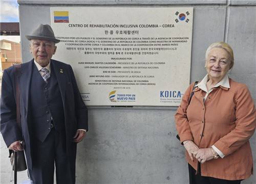 한국전 참전용사 파비오 기예르모 루고 페냘로사 한국전 참전용사로 '한-콜 우호재활센터'를 찾은 파비오 기예르모 루고 페냘로사(좌측)씨와 부인. [코이카 제공. 재판매 및 DB 금지]