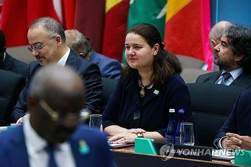 옥사나 마르카로바 우크라이나 주미대사 (워싱턴DC EPA=연합뉴스) 옥사나 마르카로바 주미 우크라이나 대사(가운데)가 2024년 9월 30일 미국 국무부가 주최한 이슬람국가 격퇴를 위한 글로벌 동맹 장관급 회담에 참석하고 있다. (EPA/WILL OLIVER) 2025.7.8.