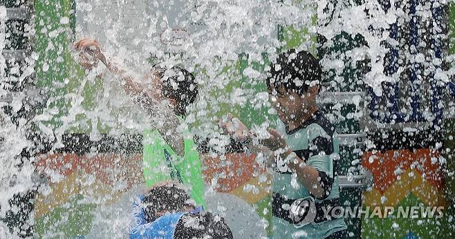 물 폭탄 맞는 어린이들 [연합뉴스 자료사진]