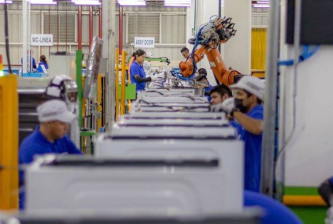 삼성전자 멕시코 케레타로 공장 내 작업 모습 [삼성전자 제공. 재판매 및 DB 금지]