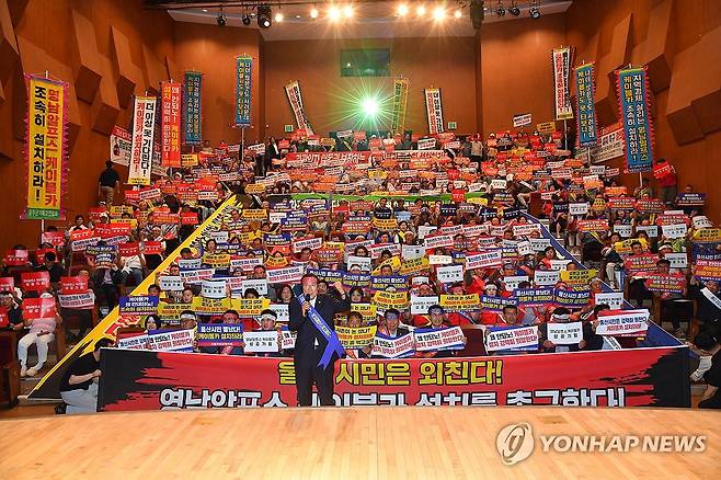 "영남알프스 케이블카 빨리 설치하라" (울산=연합뉴스) 30일 울산시 울주군 언양읍 서울주문화센터에서 영남알프스 케이블카 추진위원회 등 83개 지역단체가 참여한 가운데 '영남알프스 케이블카 조속 설치 촉구 범시민 결의대회'를 열었다. 행사는 케이블카 사업 추진 현황 설명에 이어 결의문 낭독 및 채택, 구호제창 등으로 진행됐다. 2025.6.30 [울주군 제공.재판매 및 DB 금지] young@yna.co.kr