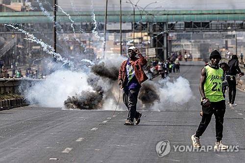 최루탄 터지는 나이로비 시위 현장 (나이로비 AFP=연합뉴스) 2025년 7월 7일 케냐 나이로비에서 열린 대규모 반정부 시위 현장에서 최루탄이 터지고 있다. (Photo by SIMON MAINA / AFP) 2025.7.8.