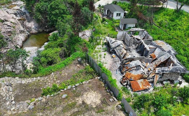 영양 삼의계곡 초입에 방치된 산불 피해 주택 [촬영 윤관식]