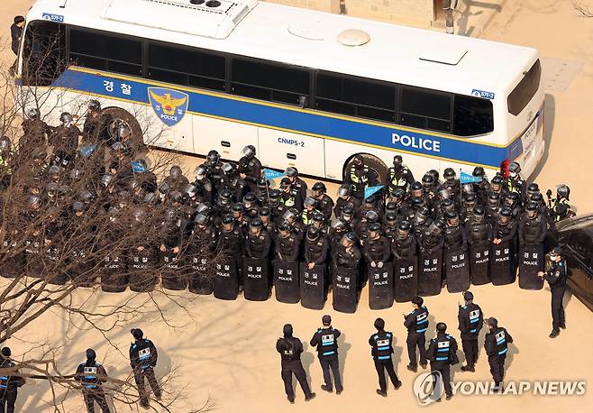훈련하는 경찰 기동대 (서울=연합뉴스) 이진욱 기자 = 윤석열 대통령 탄핵심판 선고를 하루 앞둔 3일 서울 종로구 헌법재판소 인근 운현궁에서 경찰 기동대가 훈련하고 있다. 2025.4.3 cityboy@yna.co.kr