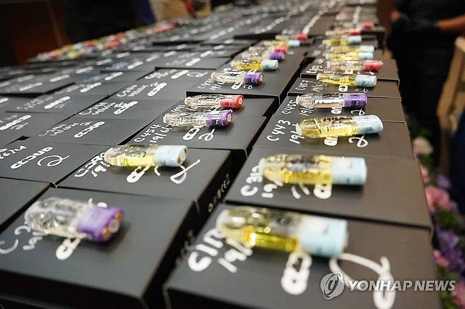 국정원, 전담형 신종합성마약 국내 대량반입 시도 적발 (서울=연합뉴스) 국가정보원 국제범죄정보센터(TCIC)는 신종마약 에토미데이트를 국내에 대량 밀반입하려 한 싱가포르인 국제마약조직 총책 등 일당 4명을 지난달 19일 말레이시아 마약범죄수사부(NCID)와 공조로 현지에서 검거했다고 8일 발표했다. 국정원과 현지 수사당국은 검거 과정에서 합성마약 카트리지 4천958개(9.42L)와 전자담배 포장용 종이박스 3천여개를 압수했다. 사진은 압수한 합성마약 카트리지. 2025.7.8 [국정원 제공. 재판매 및 DB금지] photo@yna.co.kr