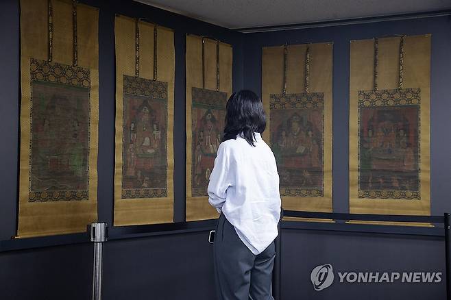 일본서 환수한 조선 불화 '시왕도' (서울=연합뉴스) 류효림 기자 = 8일 서울 종로구 국립고궁박물관에서 열린 '불교미술의 진수' 고려 사경과 조선 불화의 귀환' 일본 환수 문화재 언론 공개 행사에서 시왕도를 공개하고 있다. 2025.7.8 ryousanta@yna.co.kr