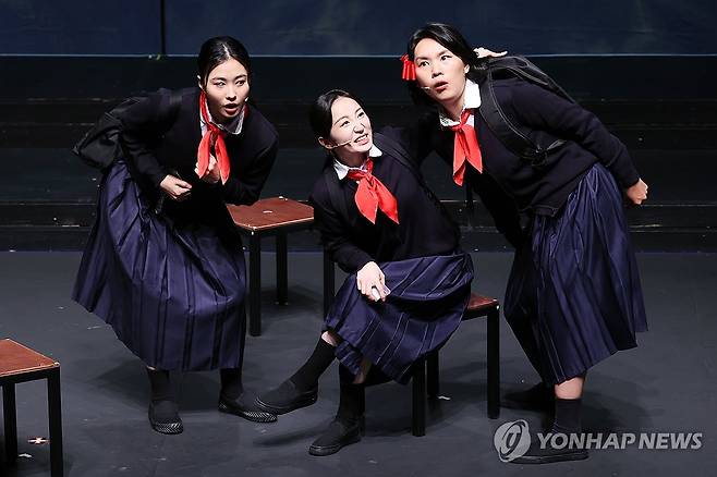 처음 만나는 북한 10대 청년들의 이야기 (서울=연합뉴스) 진연수 기자 = 8일 오후 서울 중구 CKL스테이지에서 열린 뮤지컬 '은경' 프레스콜에서 배우들이 주요 장면을 시연하고 있다. 2025.7.8 jin90@yna.co.kr