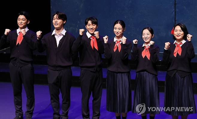 뮤지컬 '은경' 파이팅 (서울=연합뉴스) 진연수 기자 = 8일 오후 서울 중구 CKL스테이지에서 열린 뮤지컬 '은경' 프레스콜에서 출연 배우들이 포즈를 취하고 있다. 2025.7.8 jin90@yna.co.kr