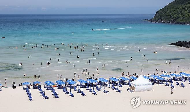 33도 무더위 제주 함덕해수욕장 지난 6일 제주시 함덕해수욕장 모습[연합뉴스 자료사진]