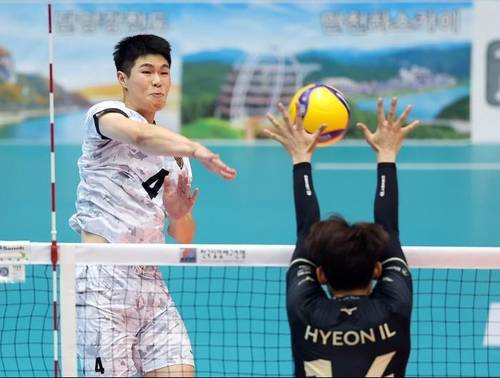 스파이크하는 상무의 손준영(왼쪽) [한국실업배구연맹 제공. 재판매 및 DB 금지]