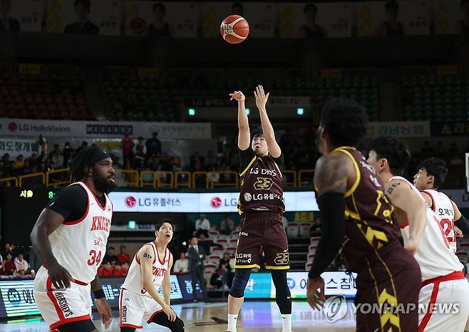 창원 LG 전성현 슛 (창원=연합뉴스) 김동민 기자 = 27일 경남 창원체육관에서 열린 '2024-2025 KCC 프로농구' 창원 LG 세이커스와 서울 SK 나이츠 경기. LG 전성현이 점프슛하고 있다. 2024.11.27 image@yna.co.kr