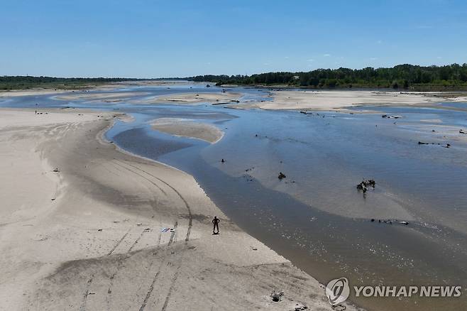 4일(현지시간) 강바닥 드러난 폴란드 비스툴라강 [AFP 연합뉴스 자료사진. 재판매 및 DB 금지]