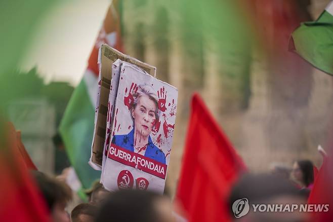 유럽 재무장 반대 시위 [AP 연합뉴스 자료사진. 재판매 및 DB 금지]