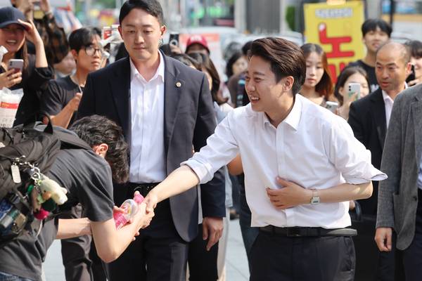 개혁신당 이준석 대선 후보가 제21대 대통령선거 사전투표 첫날인 29일 서울 성북구 안암역 인근에서 거리 유세에 나서고 있다. 2025.5.29 /연합뉴스