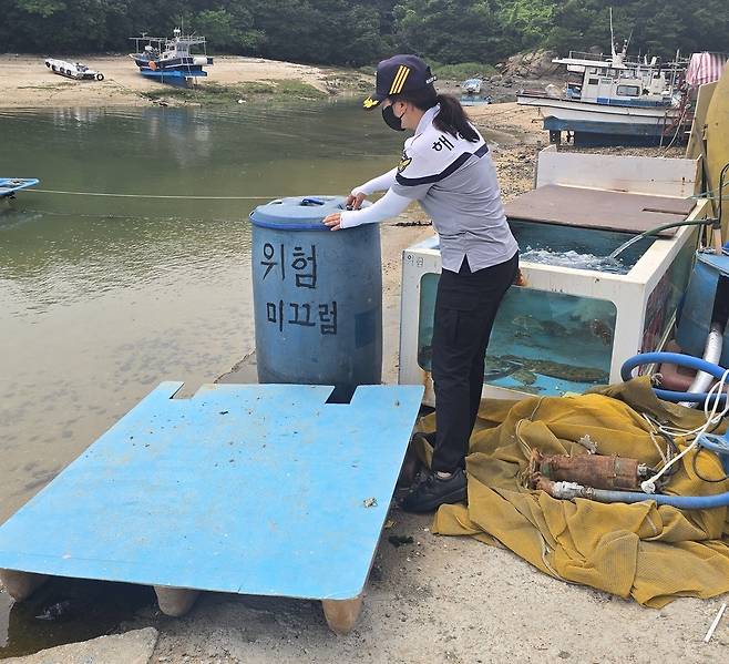 ▲ 인천해양경찰서 경찰관이 해수욕장 기름오염 예방순찰을 하고 있다. /사진제공=인천해양경찰서