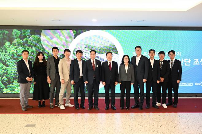 지난해 10월 '양주 은남일반산업단지 조성 위한 업무협약' 체결 후 협약기관 관계자들이 사진촬영하고 있다. 사진=양주시청