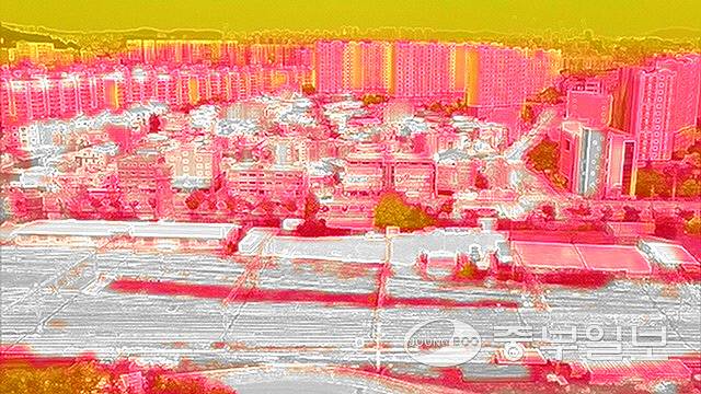 한달째 기록적 폭염이 이어지며 온열질환자가 2700명을 넘어선 가운데 열화상 드론으로 촬영된 수원시 수원역 인근 철도와 주택가가 뜨겁게 달아오른 듯 붉게 표시되고 있다. 사진=중부일보DB