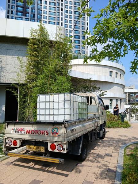 염소 액체. 오늘(9일) 오후 인천시 서구 백석동 한 아파트 단지에서 치아염소산나트륨 수용액을 지하 기계실에 주입하던 중 호스가 빠져 일부 누출되는 사고가 발생했다.&nbsp; [사진= 인천소방본부]