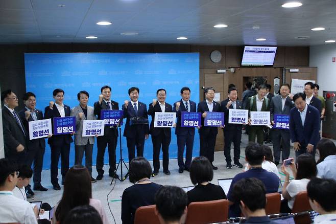 황명선 의원이 최고위원 출마 기자회견 후 이어진 백브리핑에서 박용갑(대전 중구)·장종태(대전 서구갑)·이재관(충남 천안을) 의원 등 지지하는 국회의원들과 기념사진을 찍고 있다. 사진제공=황명선 의원실