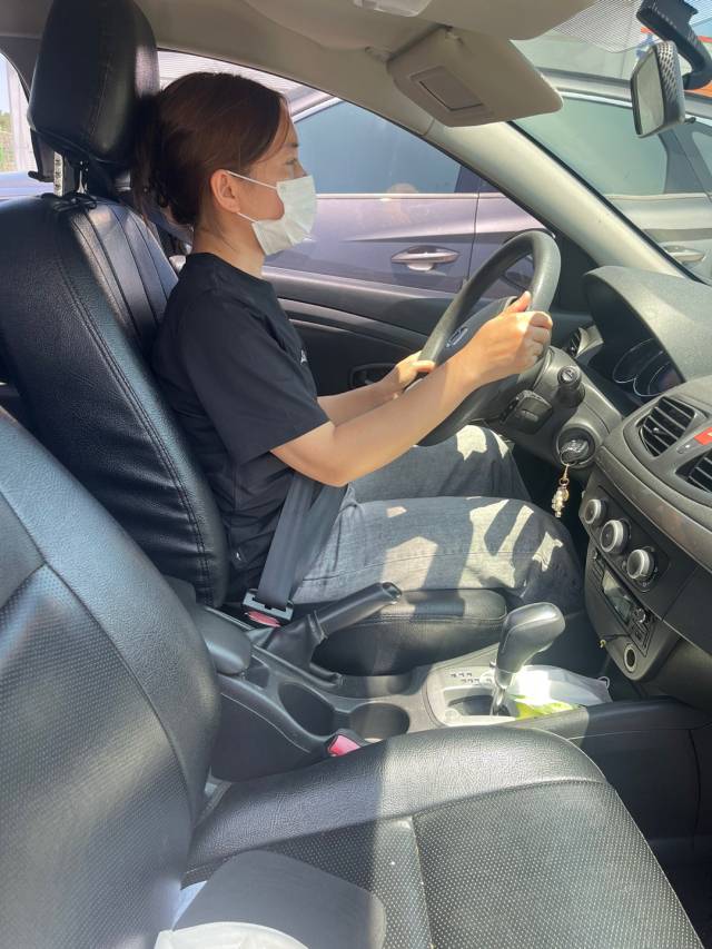 ▲운전면허를 취득한 결혼이주여성이 차량 운전석에 앉아 진지한 표정으로 주행을 준비하고 있다.