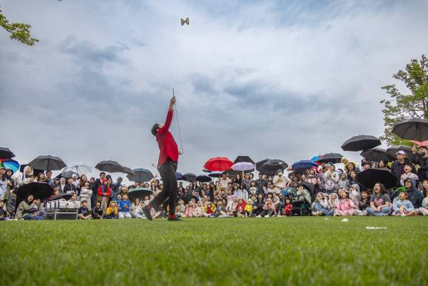 지난 5월 순천만국가정원 어린이날 행사에서 관람객들이 마술쇼를 관람하고 있다. 순천시 제공