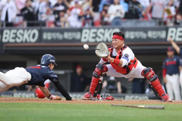 KIA 타이거즈 김태군이 지난 6일 광주-기아 챔피언스 필드에서 열린 2025 신한 SOL뱅크 KBO리그 롯데 자이언츠와의 홈 경기에서 롯데 타자의 홈 주루를 저지하고 있다. KIA 타이거즈 제공