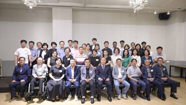 지난 8일 오후 7시 김해아이스퀘어호텔에서 열린 8기 경남매일CEO아카데미 8차 강의에서 고종완 한국자산관리연구원장과 참석자들이 기념촬영을 하고 있다.