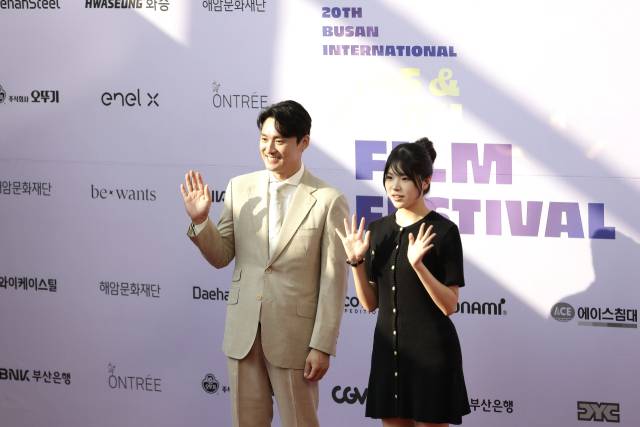 8일 열린 제20회 BIKY 개막식을 공동 진행한 방송인 오상진(왼쪽)과 문승아 배우가 포트월 인사를 하고 있다. BIKY 제공