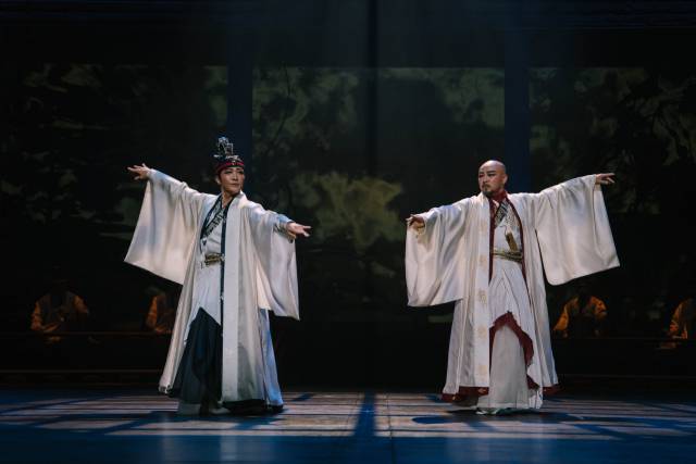 올해 ‘별이 빛나는 이정윤의 댄스 살롱’ 무대를 여는 공연은 남남 2인무인 '용호상박'이다. 사진은 지난해 10월 부산시립무용단이 선보인 무가(舞歌) ‘용호상박’ 공연 때 최의옥, 강모세 수석 단원모습. 부산시립무용단 제공