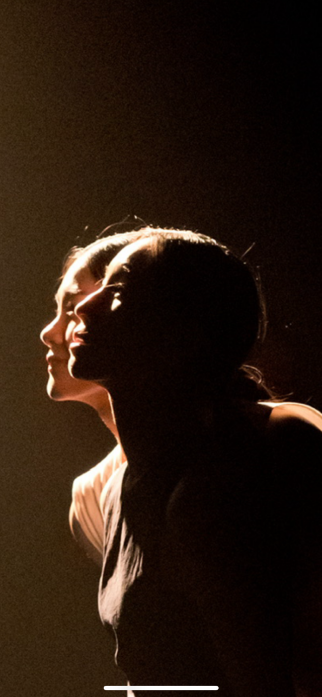 박지현·김주연 비상임 단원의 공동 창작무 ‘꼴’의 한 장면. 사진은 제31회 ‘신인춤제전 젊고 푸른 춤꾼 한마당’에서 공연했던 모습이다. 부산시립무용단 제공