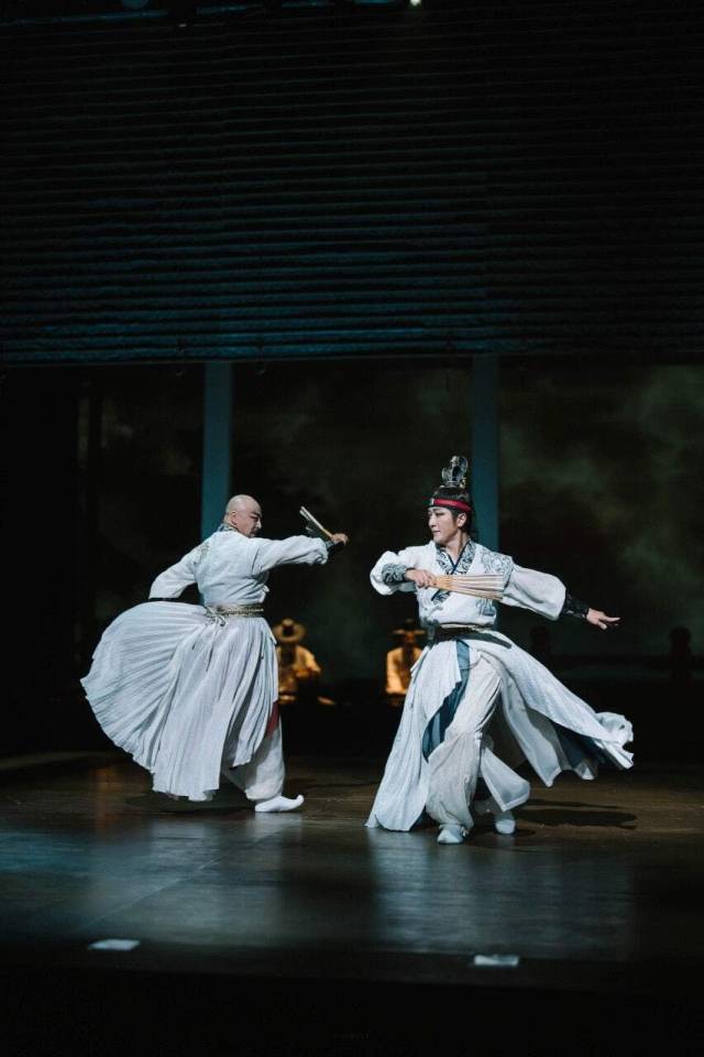 남남 2인무인 '용호상박'. 사진은 지난해 10월 부산시립무용단이 선보인 무가(舞歌) ‘용호상박’ 공연 때 모습. 부산시립무용단 제공