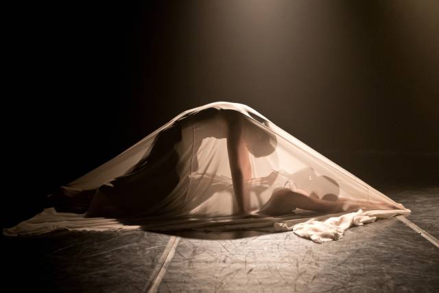 박지현·김주연 비상임 단원의 공동 창작무 ‘꼴’의 한 장면. 사진은 제31회 ‘신인춤제전 젊고 푸른 춤꾼 한마당’에서 공연했던 모습이다. 부산시립무용단 제공