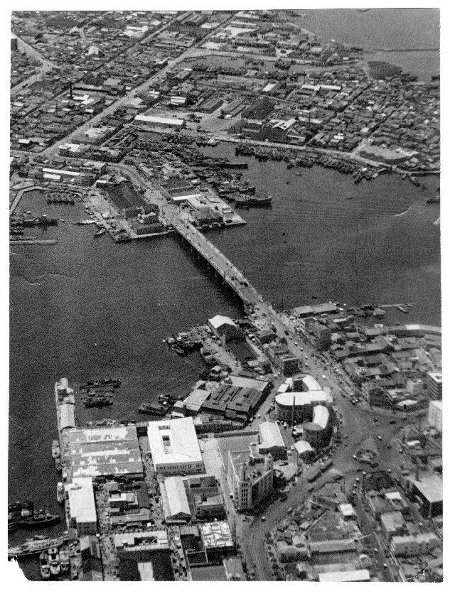 부산 중구와 영도구 옛 모습을 상공에서 촬영한 사진. 부산대교가 1976년 10월 착공한 사실을 감안하면, 1976년 이전의 사진으로 추정된다. 영도다리, 영도 대평동, 옛 부산시청사, 북항 창고 등이 보인다. 부산일보DB