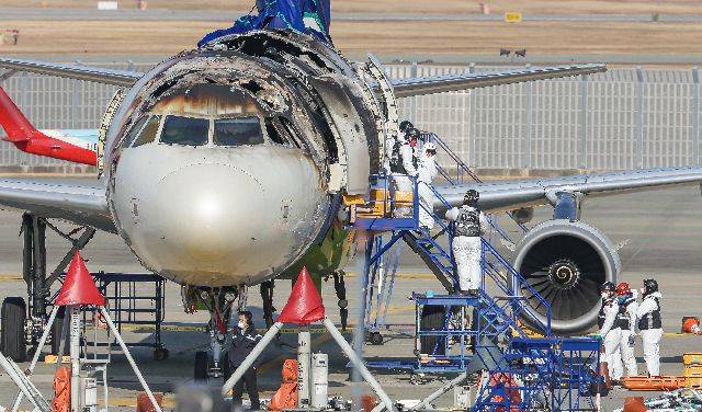 3일 오전 부산 강서구 김해국제공항 에어부산 여객기 화재현장에서 국토부 항공철도사고조사위원회와 프랑스 항공사고조사위원회, 경찰, 소방 등이 합동감식을 진행하고 있다. 부산일보DB