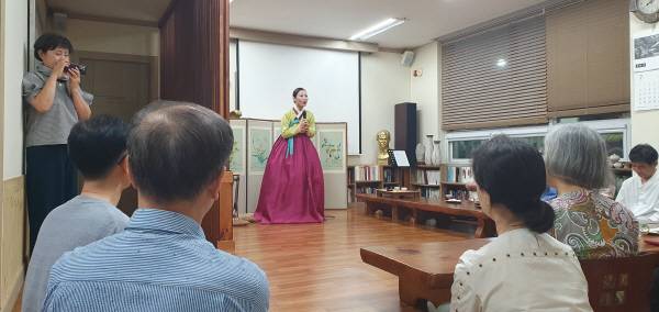 국가무형문화재 제29호 '서도소리' 전수자인 김단희(32·여) 선생이 지난 8일 포항 사띠 스쿨 학당에서 고운 한복을 입은 채 공연하는 모습. 황영우 기자