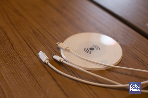 최근 무선 충전 기능을 보유한 스마트폰의 보급이 확대되면서 가정과 사무실, 차량 등에서 사용이 증가하고 있으나, 사용 방법에 따라 과열이나 제품 고장이 발생할 수 있어 소비자들의 관심과 주의가 필요하다. ⓒ베이비뉴스