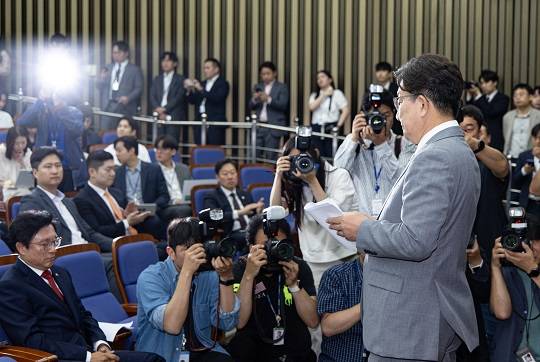 지난 6월 대선 직후 국민의힘 의총에서 사퇴의사를 밝힌 당시 권성동 국민의힘 원내대표. '언더 찐윤'은 권성동 의원처럼 드러난 '친윤'과 달리 언론 노출을 꺼리고 자기들끼리 뭉쳐 힘을 발휘하는 세력을 가리킨다. (출처 : 뉴스1)