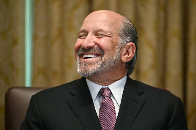 8일(현지시간) 백악관에서 열린 내각 회의에 참석한 하워드 러트닉 미국 상무장관.(사진=AFP)