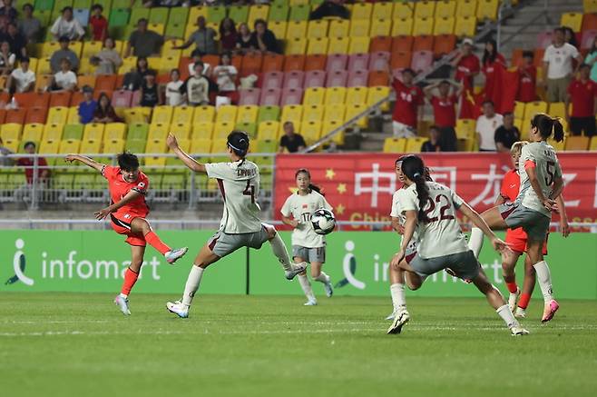 9일 수원월드컵경기장에서 열린 중국과 경기에서 후반 추가시간 강력한 오른발 중거리슛으로 동점골을 넣고 있는 지소연