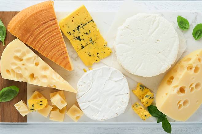 치즈는 널리 사랑 받는 식재료이자 건강을 챙기는 데 도움이 될 수 있다. 치즈에는 단백질, 지방, 칼슘, 인, 칼륨, 비타민 B12가 들어 있어 영양가가 높지만 나트륨 섭취나 소화 장애는 주의해야 한다. [사진=게티이미지뱅크]