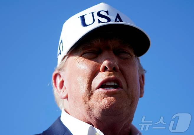 도널드 트럼프 미국 대통령이 6일(현지시간) 미국 뉴저지주 모리스타운의 모리스타운공항에 도착해 기자들과 인터뷰하고 있다. 2025.7.6 ⓒ 로이터=뉴스1 ⓒ News1 김경민 기자